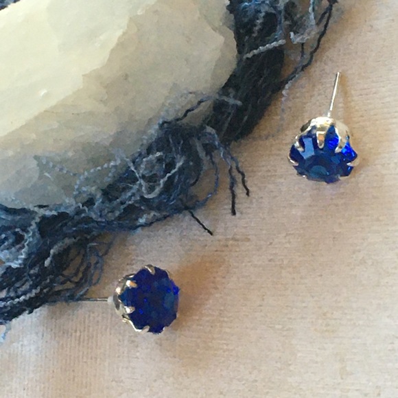 🎈Sale 🎈2 for $10 NWOT brilliant blue rhinestone look post earrings summer fun - Picture 2 of 5